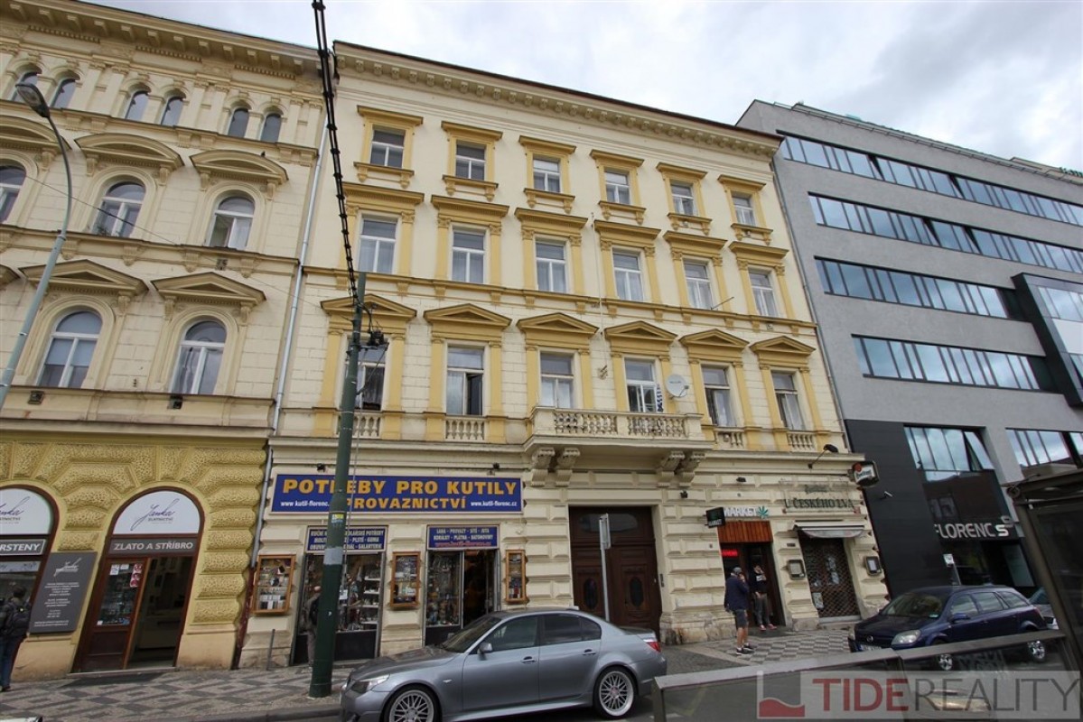 Pronájem zrekonstruovaného bytu 3+1, Praha 8, Sokolovská ul.