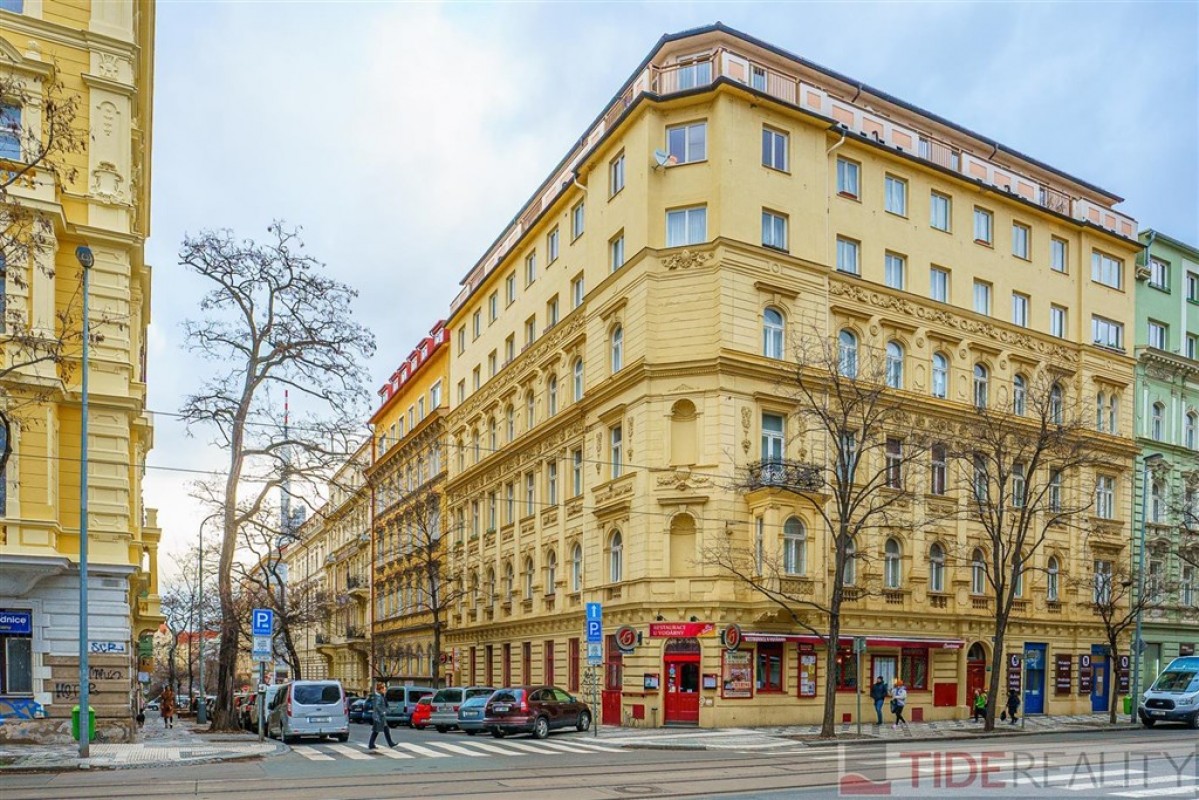 Prodej světlého mezonetového bytu 3+kk s balkónem a terasou v Korunní ulici, Praha 3 Vinohrady