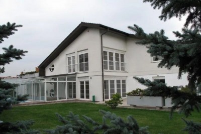 Pronájem rodinného domu 7+1 s bazénem v Průhonicích