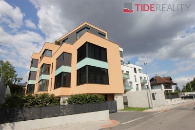 Quiet 2+kk apartment in a new building with a parking spot.
