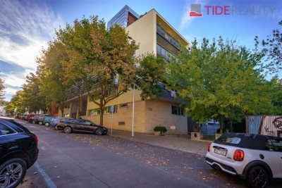 Prostorný, kompletně zařízený byt se 3 ložnicemi a pracovnou v novostavbě na Smíchově