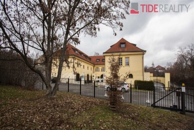 Office in a historic building just a few meters from the Strašnická metro station.