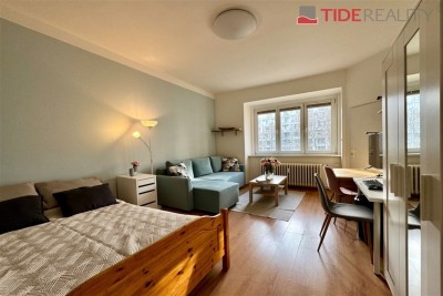 Slunný, do vnitrobloku orientovaný byt 1+kk, ul. Plzeňská, Praha 5