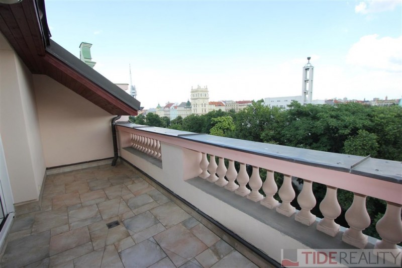 Pronájem jedinečného bytu se střešní terasou, Kladská, Vinohrady, Praha 2