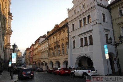 Pronájem mimořádného bytu 4+1 s terasou, Praha 1, Malostranské nám.