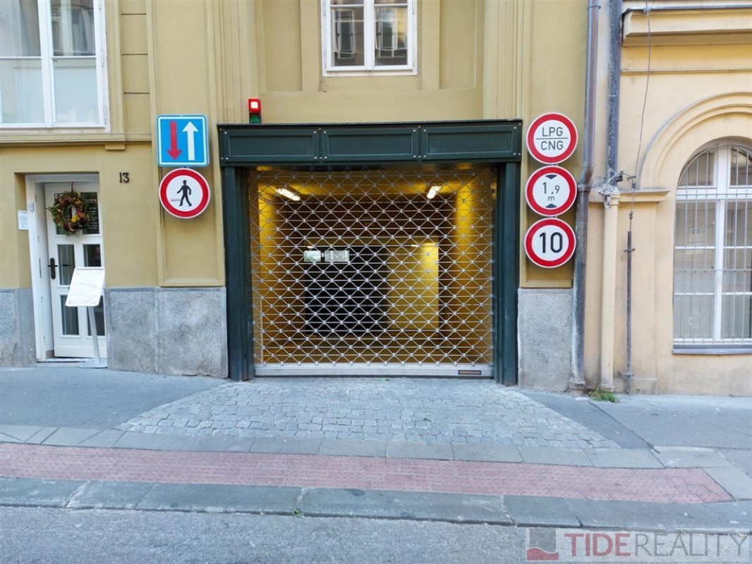 Pronájem 1-2 garážových stání v centru, Praha 1, Krakovská ul.