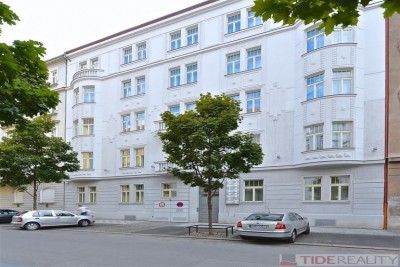 Pronájem prostorného bytu 2+kk po rekonstrukci, Praha 3, Laubova ul.